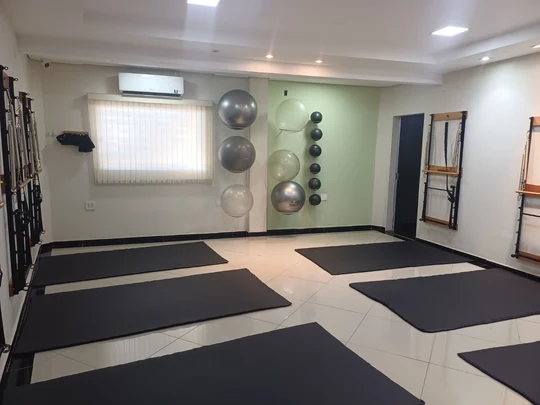 Sala de Pilates equipada com aparelhos e acessórios para exercícios