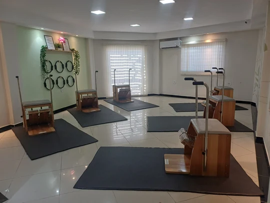 Sala do Studio Emilly Rodrigues Pilates com equipamentos para exercícios