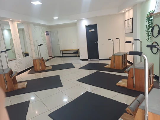 Espaço interno do Studio Emilly Rodrigues Pilates com aparelhos de Pilates